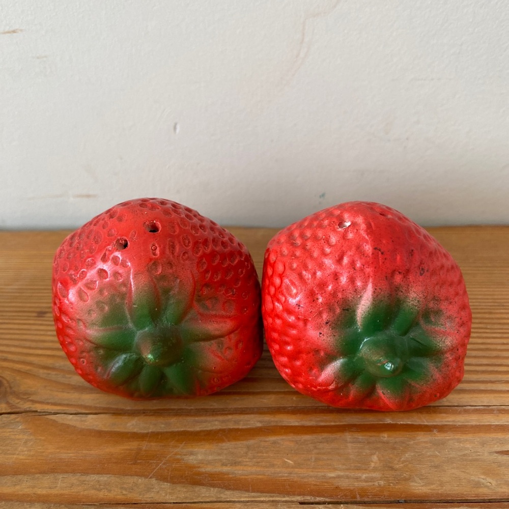 Vintage Large Strawberry Salt Pepper Shakers - Picture 4 of 5